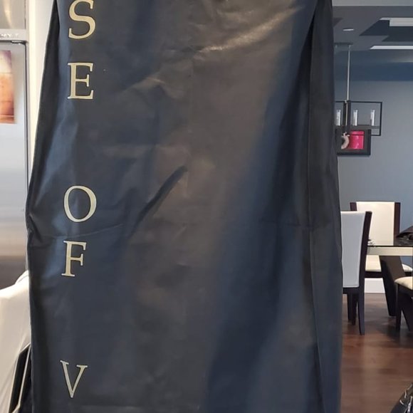 Graduation gown - Picture 4 of 4